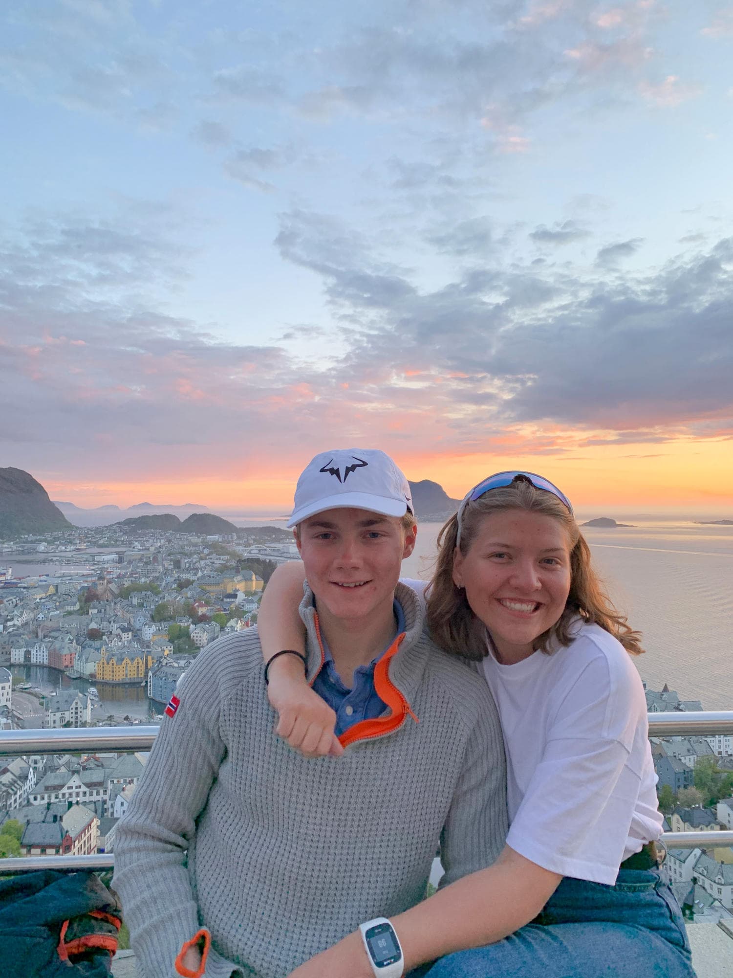 Martine og Mats foran utsikten over Ålesund fra Fjellstua.