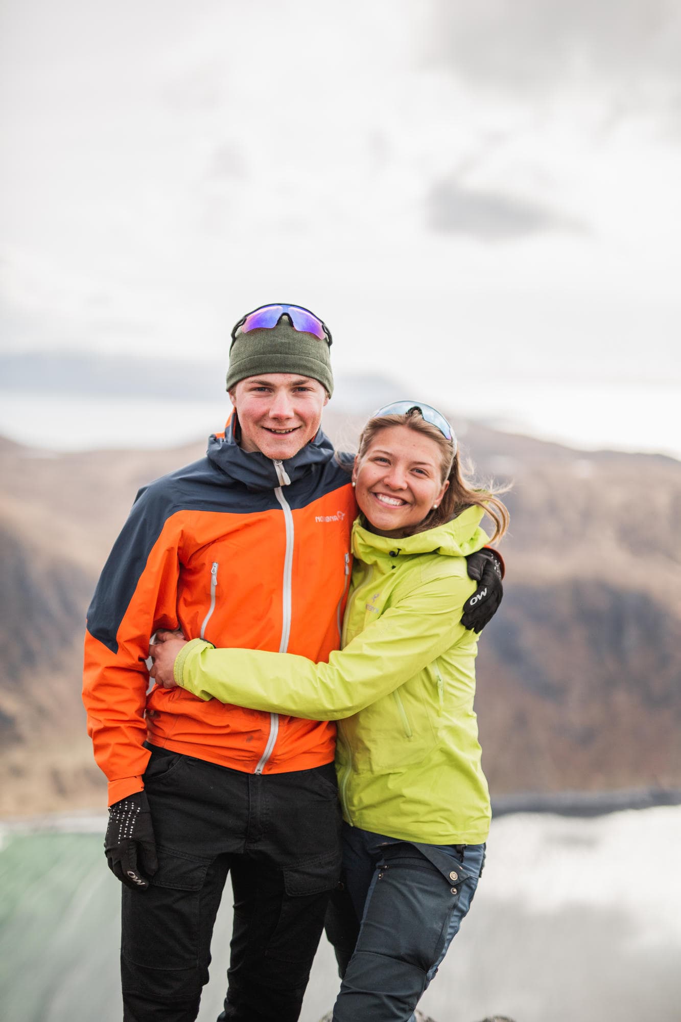 Martine og Mats smiler sammen på tur i Lofoten.